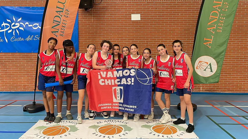 Un equipo con su pancarta «¡Vamos chicas!»
