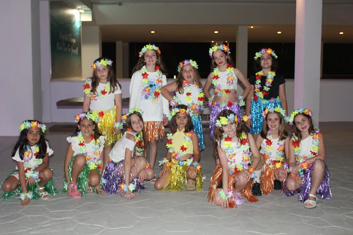 Un equipo disfrazado de hawaianas en la fiesta de disfraces