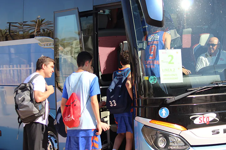 Llegada de un equipo en autobús