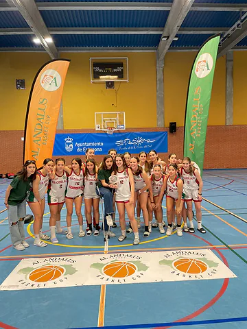 Las campeonas posan con su trofeo
