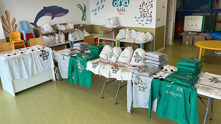 Las bolsas y camisetas del torneo, listas para repartir
