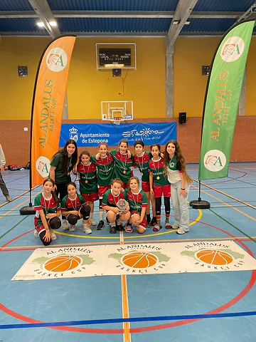 Un equipo en el podio con sus trofeos